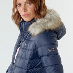 Vêtements Femme Doudounes Tommy Jeans TJW BASIC HOODED DOWN JACKET Marine 11 Vêtements Femme Doudounes Tommy Jeans TJW BASIC HOODED DOWN JACKET Marine -Manteaux Soldes Magasin 17805699 500 E