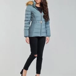 Vêtements Femme Doudounes Guess CLAUDIA DOWN JACKET Bleu clair -Manteaux Soldes Magasin 19799834 500 C