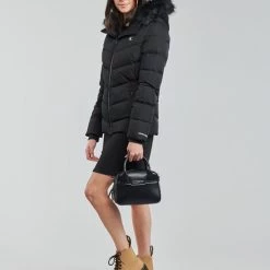 Vêtements Femme Doudounes Calvin Klein Jeans SHORT FITTED DOWN PUFFER Noir -Manteaux Soldes Magasin 19847672 500 C