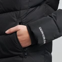 Vêtements Femme Doudounes Calvin Klein Jeans SHORT FITTED DOWN PUFFER Noir -Manteaux Soldes Magasin 19847672 500 E