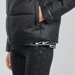 Vêtements Femme Doudounes Nike W NSW TF RPL CLASSIC TAPE JKT Noir / Blanc -Manteaux Soldes Magasin 19900507 500 E