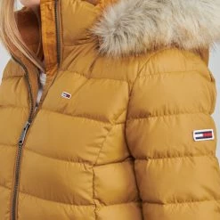 Vêtements Femme Doudounes Tommy Jeans TJW BASIC HOODED DOWN JACKET Moutarde 11 Vêtements Femme Doudounes Tommy Jeans TJW BASIC HOODED DOWN JACKET Moutarde -Manteaux Soldes Magasin 19913459 500 E
