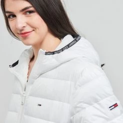 Vêtements Femme Doudounes Tommy Jeans TJW QUILTED TAPE HOODED JACKET Blanc 11 Vêtements Femme Doudounes Tommy Jeans TJW QUILTED TAPE HOODED JACKET Blanc -Manteaux Soldes Magasin 22646093 500 E