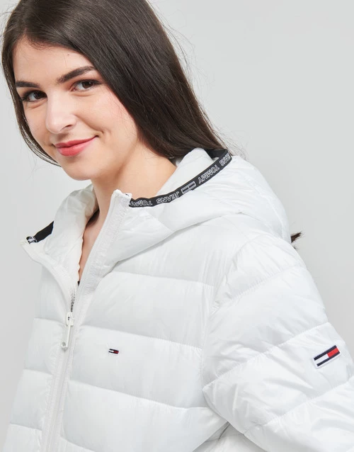 Vêtements Femme Doudounes Tommy Jeans TJW QUILTED TAPE HOODED JACKET Blanc 7 Vêtements Femme Doudounes Tommy Jeans TJW QUILTED TAPE HOODED JACKET Blanc – Image 5
