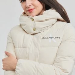 Vêtements Femme Doudounes Calvin Klein Jeans MW NON-DOWN SHORT PUFFER Blanc -Manteaux Soldes Magasin 22795333 500 E
