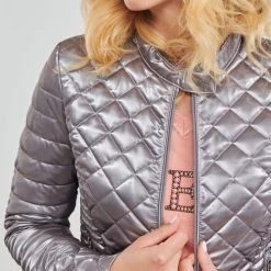 Vêtements Femme Doudounes Guess NEW VONA Argenté -Manteaux Soldes Magasin 22798857 500 E