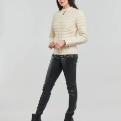 Vêtements Femme Doudounes Guess VONA JACKET Beige 9 Vêtements Femme Doudounes Guess VONA JACKET Beige -Manteaux Soldes Magasin 22798859 500 C
