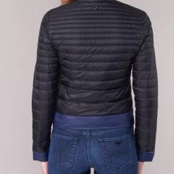 Vêtements Femme Doudounes Armani jeans BEAUJADO Noir / Bleu -Manteaux Soldes Magasin 4440716 500 E